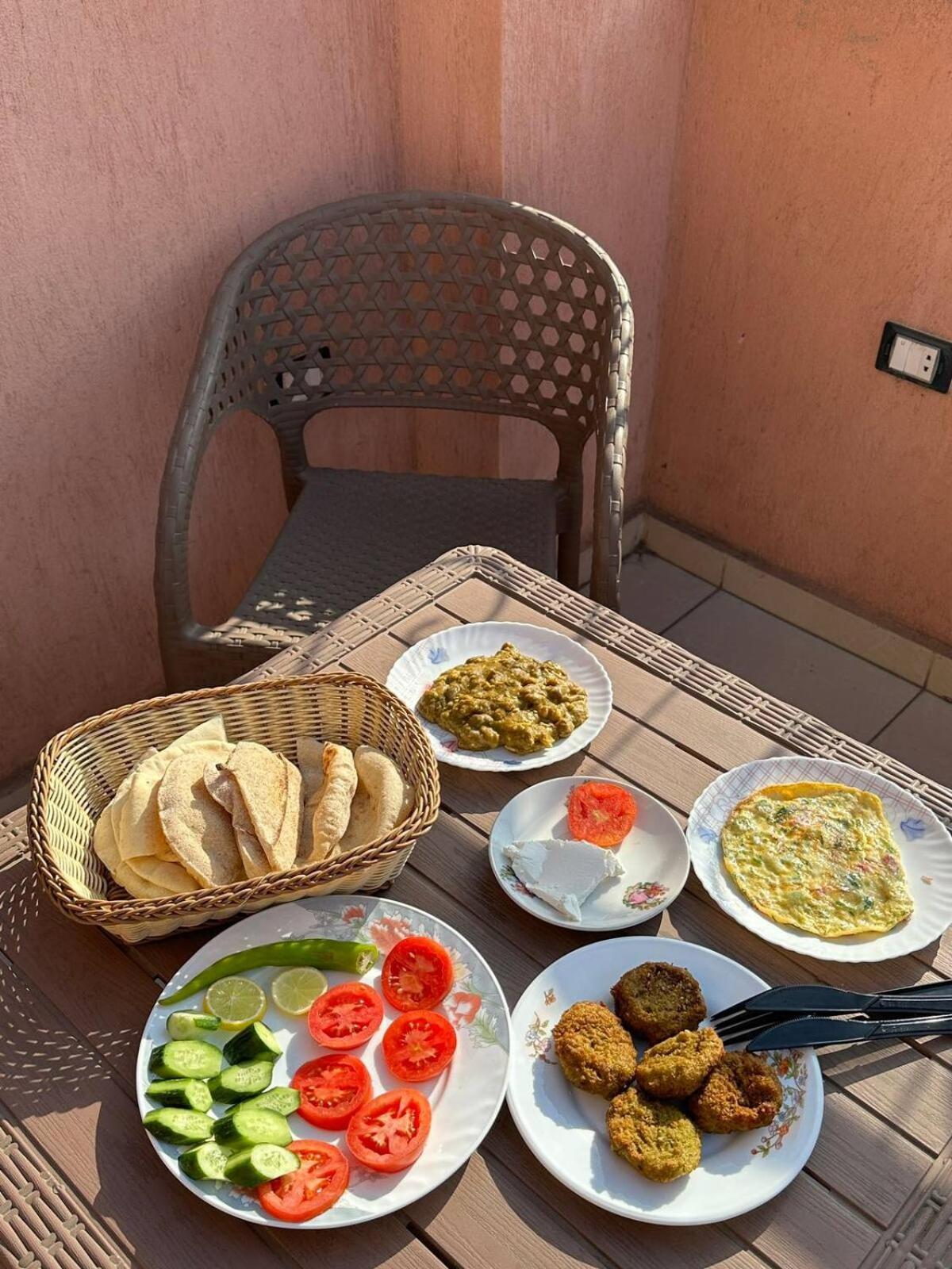 Pyramids Road Guest House Cozy Rooms And Rooftop Breakfast With The Pyramids View Nazlet el-Sîsi Exterior foto