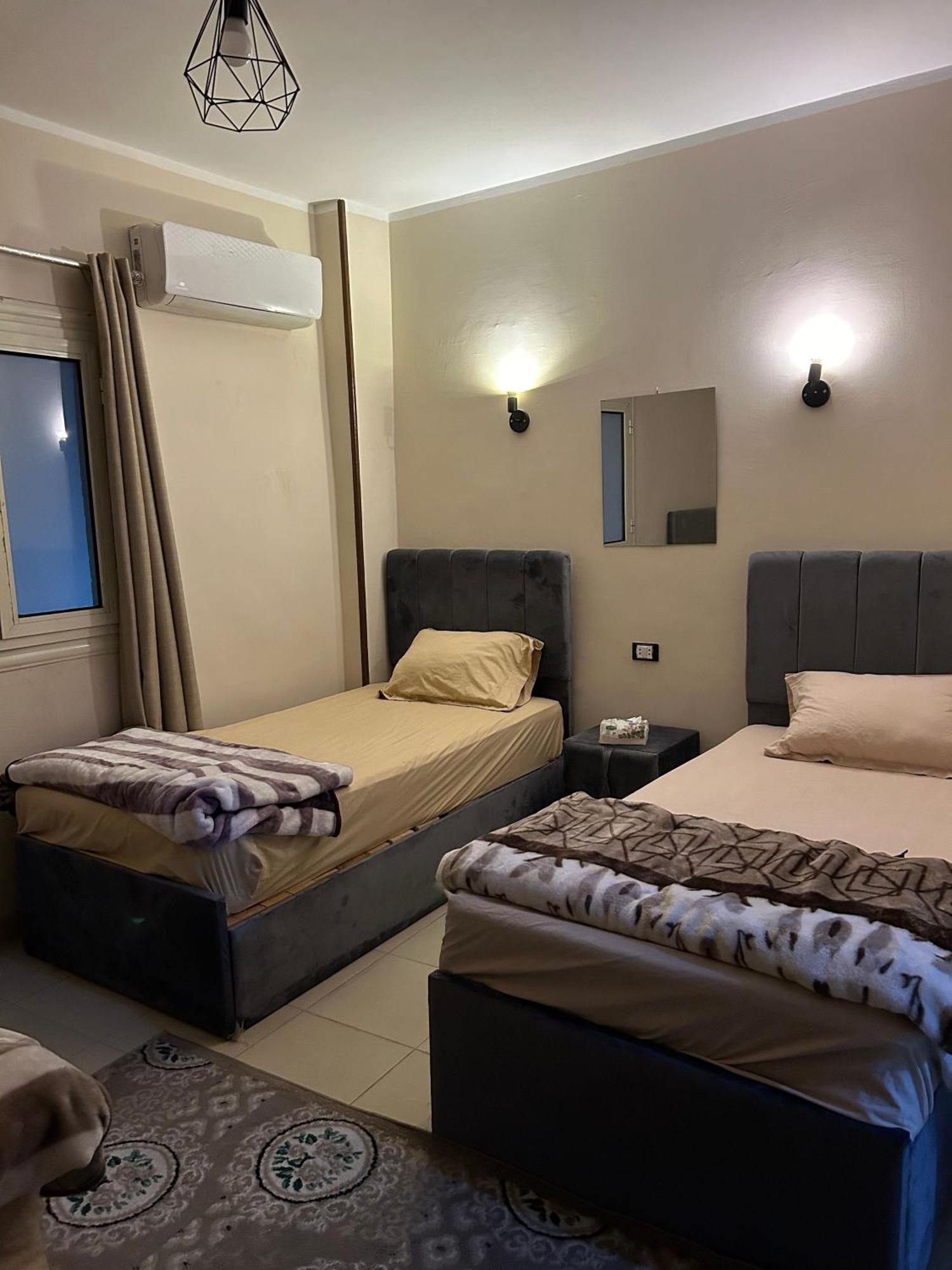 Pyramids Road Guest House Cozy Rooms And Rooftop Breakfast With The Pyramids View Nazlet el-Sîsi Exterior foto